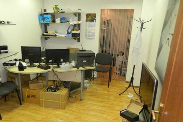 В Киеве вооруженный мужчина похитил сейф из офиса на Соломенке (фото)
