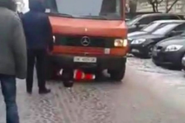 Микроавтобус насмерть переехал парковщика в центре Львова