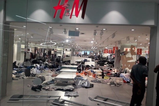 H&M припиняє роботу в ПАР через расистський скандал