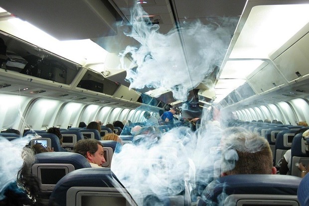 За куріння в літаку британця засудили до 9 років в'язниці