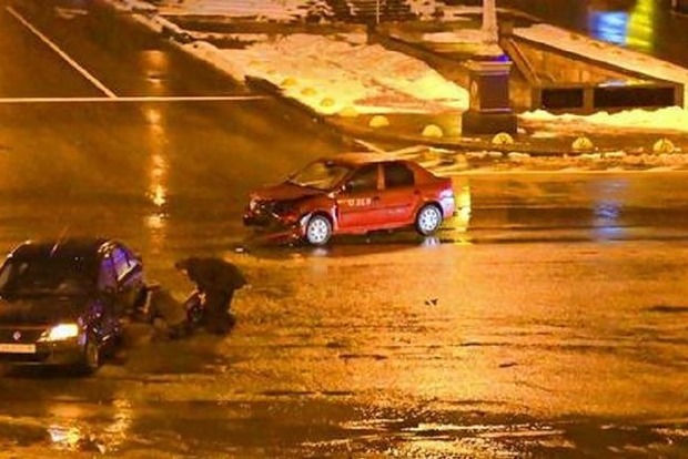 Автомобіль популярної служби таксі розбився в Києві через навігатор