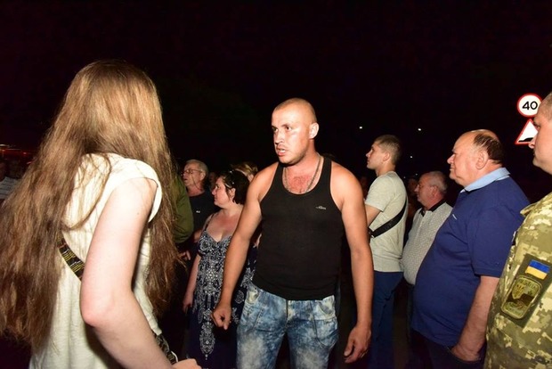 У Торецьку п'яний натовп намагалася блокувати пересування військових (фото)