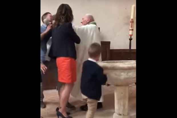 Священик вдарив дитину під час обряду хрещення. Мережа обурюється