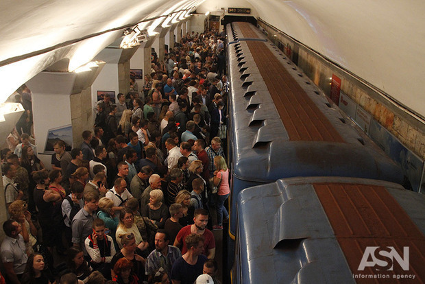 В вагоне метро в Киеве пассажирам на голову полилась вода