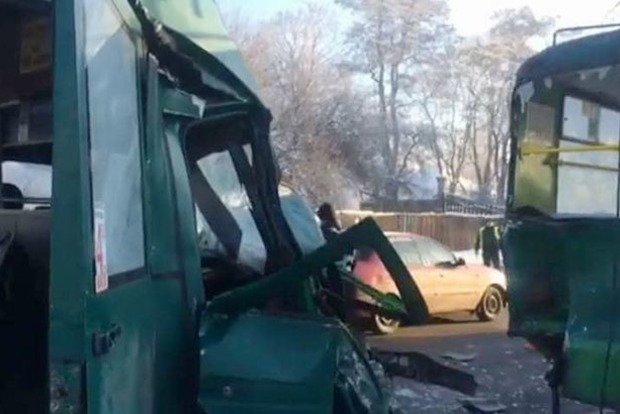 У Чернігові зіткнулися тролейбус і маршрутка, багато постраждалих