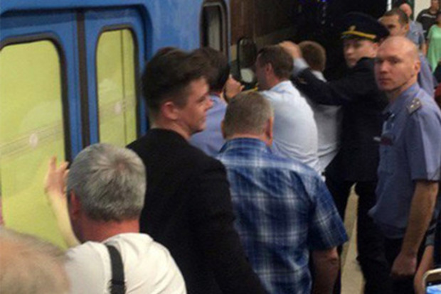 В РФ пассажиры новосибирского метро толкали сломавшийся поезд