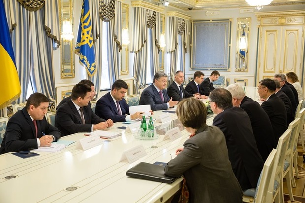 Порошенко призвал послов стран G7 продлить санкции против России