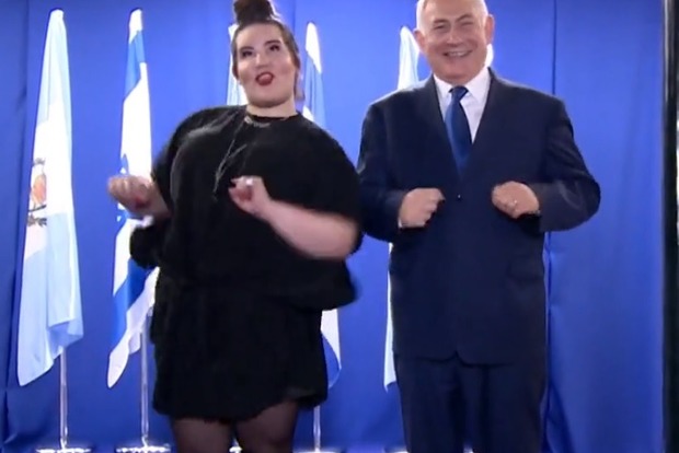 Премьер Израиля исполнил «танец утят» с победительницей Евровидения
