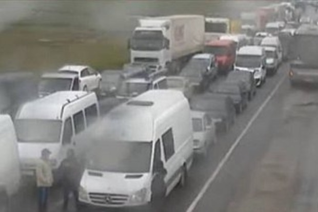 На украинской границе в очередях застряли около 2000 автомобилей