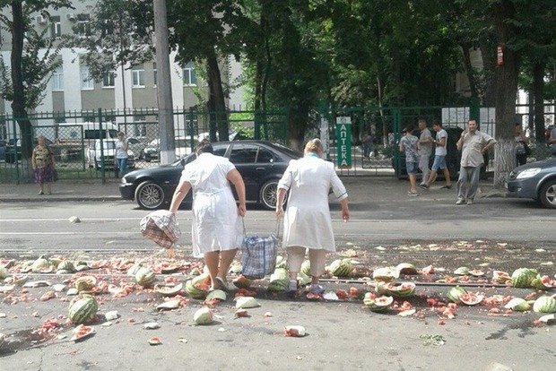 Бери - не хочу: в Харькове одну из улиц засыпало арбузами