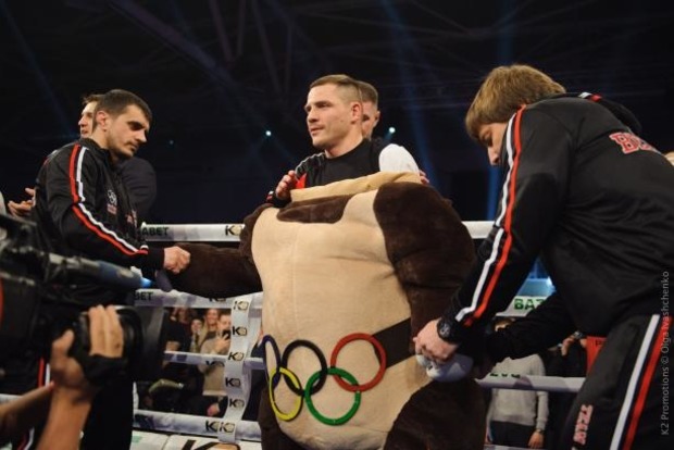 Беринчик вийшов на ринг у костюмі олімпійського ведмедика