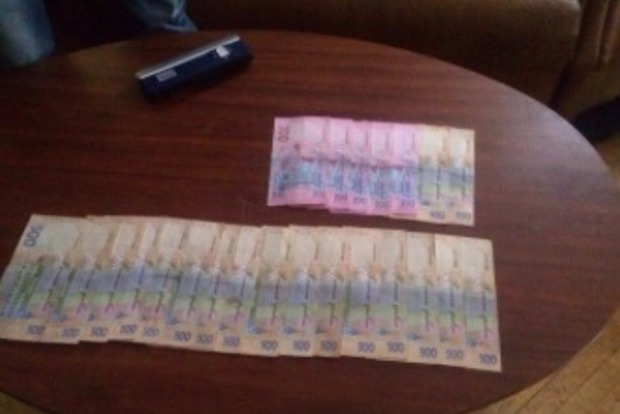 Киевский чиновник требовал у австралийца 15 тысяч гривен взятки