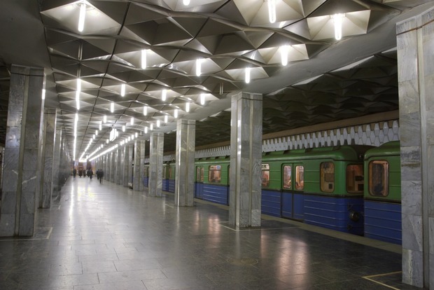 В Харькове девушка упала на рельсы метро