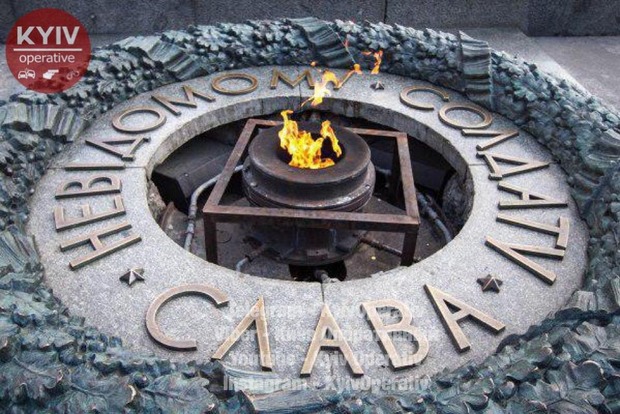 В Киеве вандалы украли бронзовые детали на мемориале Вечной Славы
