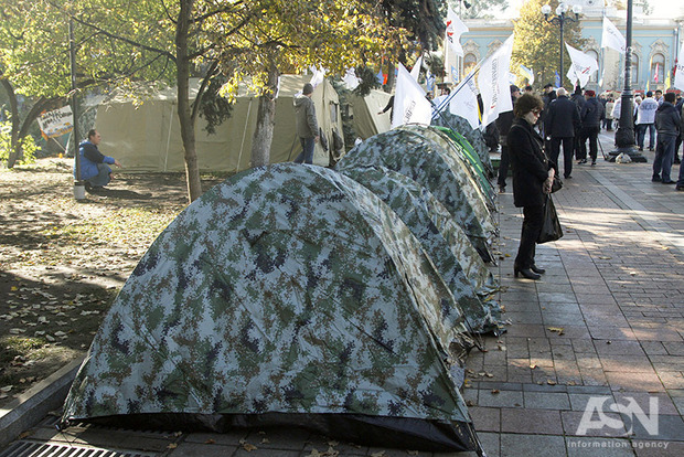 Ситуация под Радой спокойная, митингующие отдыхают в палатках