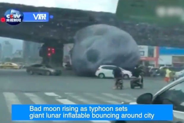 В Китае огромная надувная «Луна» давила автомобили и пешеходов (видео)