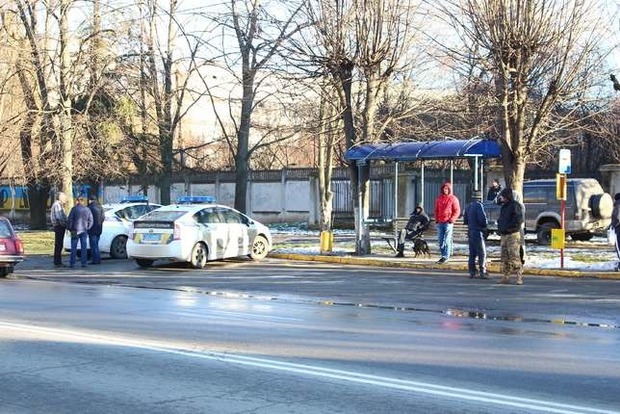 Джип сбил троих пешеходов на тротуаре в Черновцах