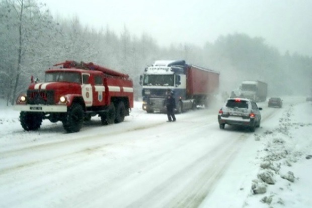 Штормовое предупреждение объявлено на Закарпатье из-за снежной бури