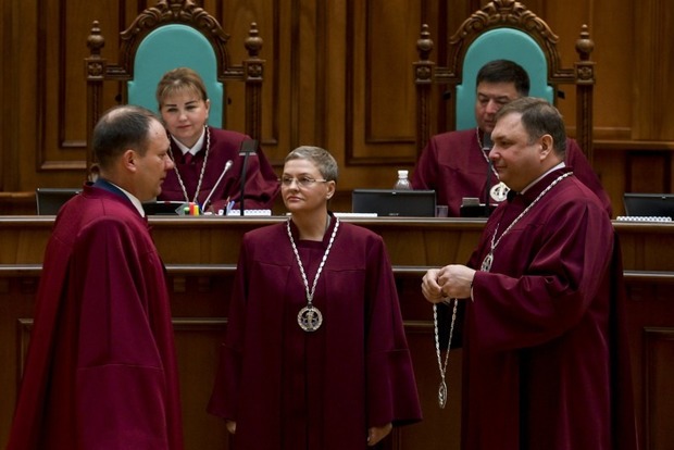 Новые судьи КСУ в присутствии Порошенко приняли присягу 