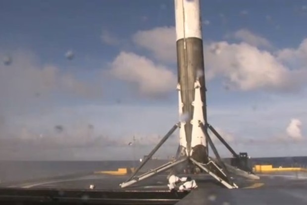 Перший ступінь ракети Falcon 9 успішно сів на плавучу платформу