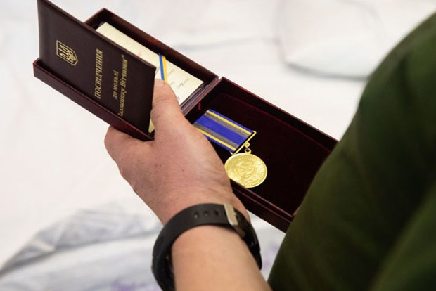 Порошенко навестил раненых «Черных запорожцев» и вручил им награды