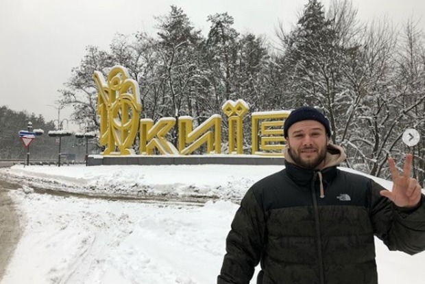 Опального белорусского рэпера все-таки впустили в Киев