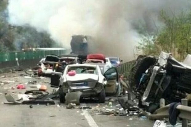 Масштабное ДТП в Китае: столкнулись 19 авто, погибли шесть человек