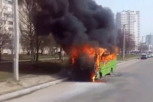 В Харькове на ходу загорелась маршрутка с пассажирами