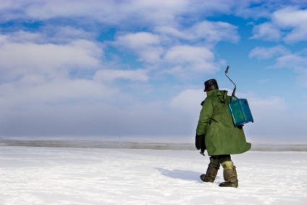 На Чернігівщині під лід провалилися двоє рибалок