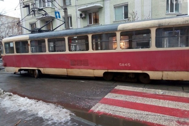 Коллапс в Киеве: троллейбусы остановились, трамвай сошел с рельс
