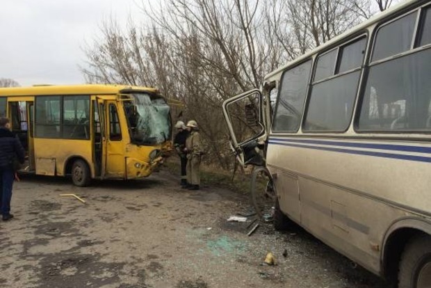 На Львовщине столкнулись два автобуса, пострадало 20 человек
