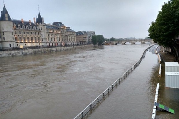 Повінь в Парижі: річка Сена вийшла з берегів, затопивши вулиці