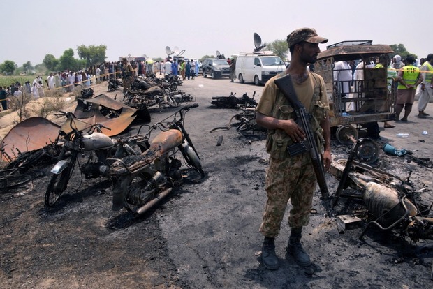 Взрыв бензовоза в Пакистане: число жертв возросло до 153 человек‍