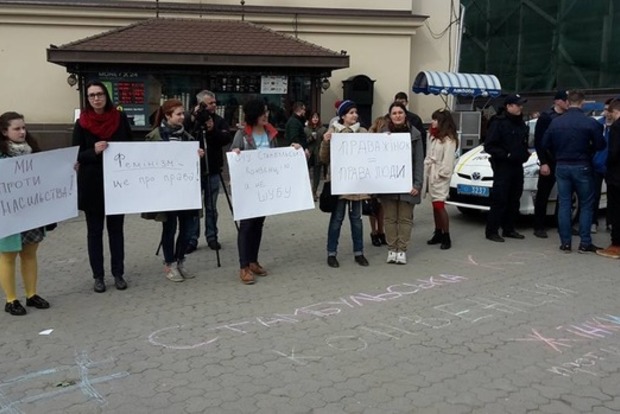 В Ужгороде молодые люди сорвали проведение акции в поддержку прав женщин