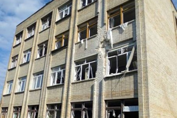 В Красногоровке боевики обстреляли здание школы (фото)