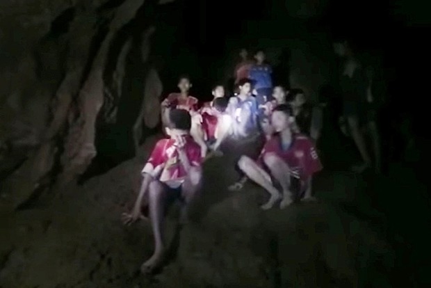Вода продолжает прибывать в пещеру с детьми. Их экстренно обучают дайвингу