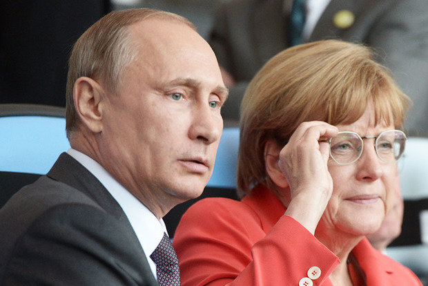Путин и Меркель обсудили вывод военных РФ из СЦКК на Донбассе‍