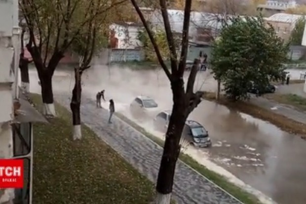 У Києві окропом залило вулицю: розплавилися колеса у припаркованих автомобілів