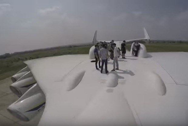 Американцы показали масштабы «Мрии» с помощью беспилотника (видео)