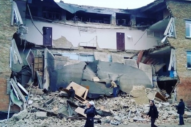 В Сети появилось видео с места разрушения школы под Киевом