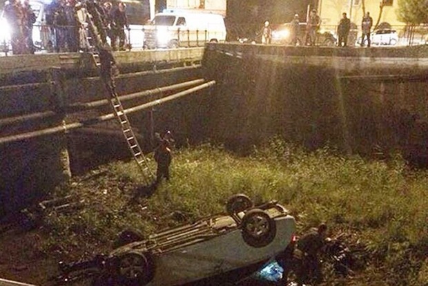 Двойное ДТП в Ивано-Франковске: Две машины упали с моста