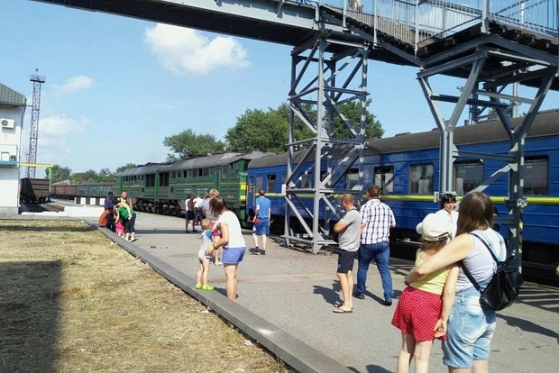 Люди падали з верхніх полиць: пасажирський поїзд Київ - Бердянськ на швидкості зіткнувся з локомотивом