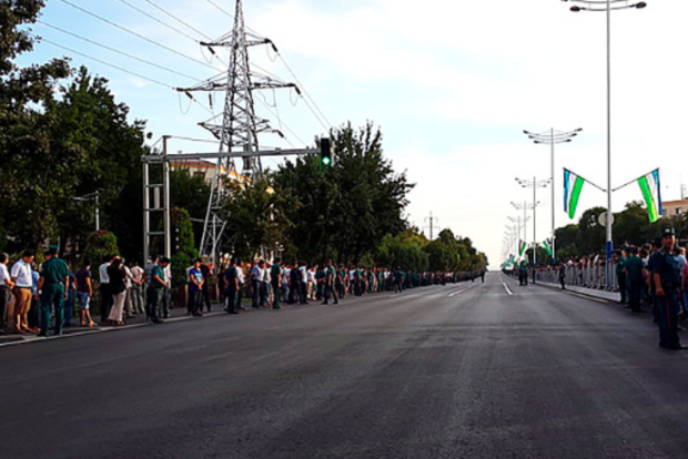 В Ташкенте тысячи жителей провожали тело Каримова на самолет