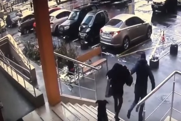 В Киеве уголовник запихнул бывшую девушку в Mercedes, избил и вывез в Одессу