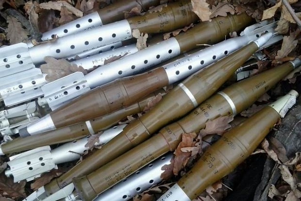 В Донецкой области обнаружили три тайника с оружием и боеприпасами