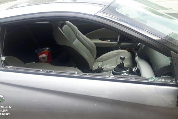 У Полтаві жінка зачинила дитину в машині в 33-градусну спеку і пішла у справах