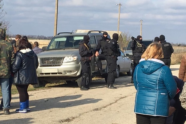 Обыски в Крыму: оккупанты задержали крымского татарина