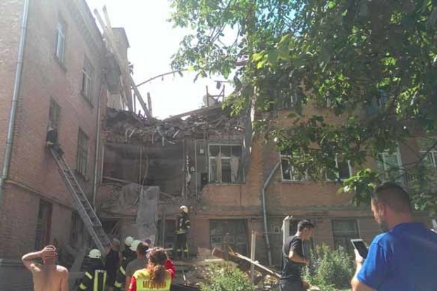 З'явилися перші фото з місця вибуху в Києві біля готелю «Мир»