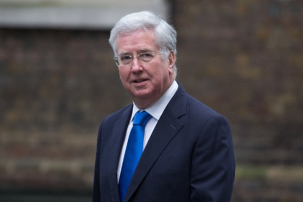 Британский министр обороны ушел в отставку из-за женской коленки