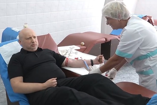 Кровавый пастор поделился: Турчинов призвал всех чиновников взять участие в Дне донора